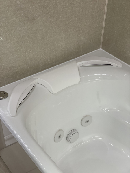 オプションの肩包み湯(￥199,000)で更にワンランク上のバスタイムを叶えます