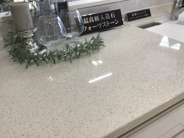 天然水晶（クォーツ）の豊かな風合い。