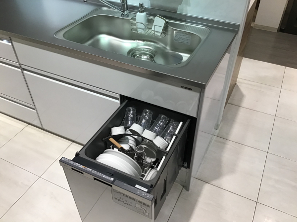 タカラだとシンク下食洗機が選べる！余洗い→設置の距離が短く、水垂が少ないのが特徴です。
