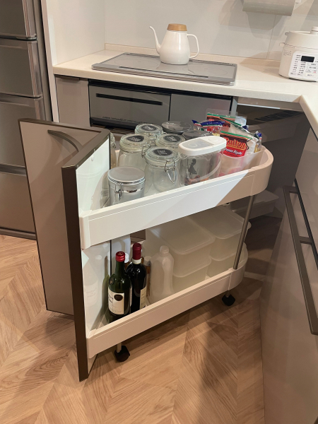 コーナー部分はレミューならではの「ワゴン収納」タイプ。デッドスペースを作りません！