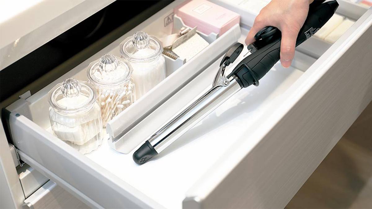 Quickly put away your hot curling iron without worry