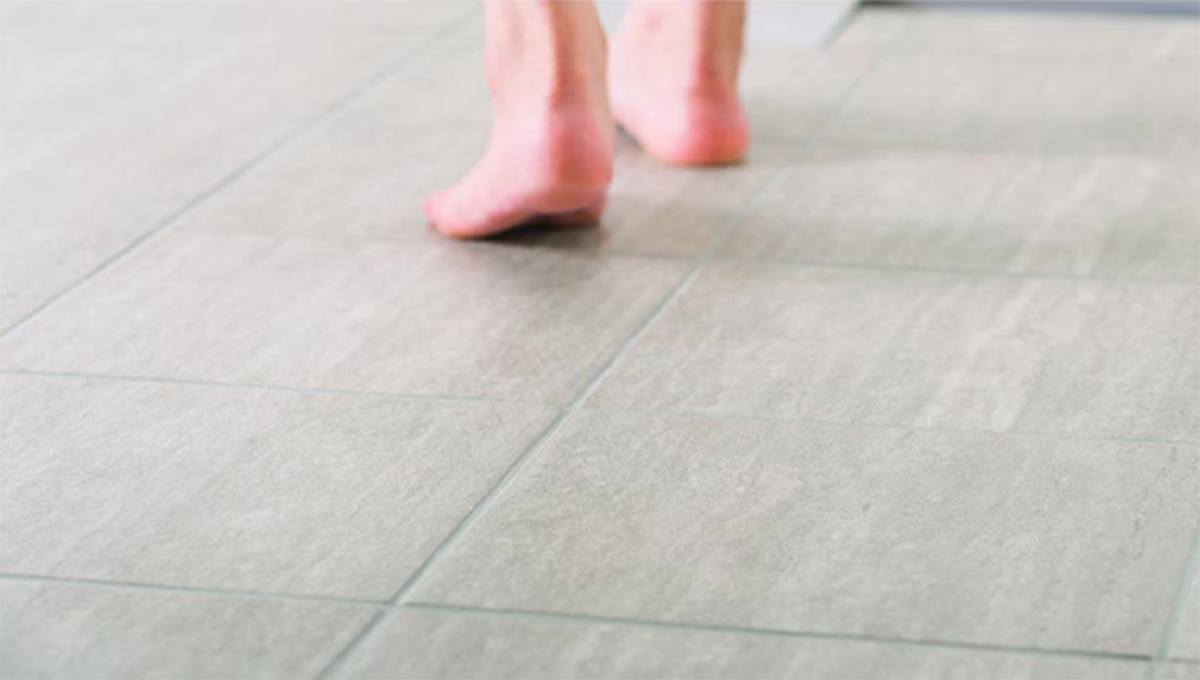 A porcelain floor that’s easy to clean and drains water well