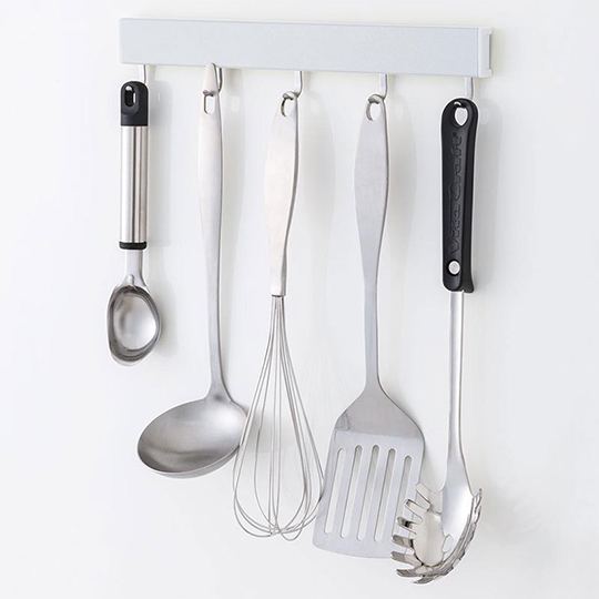 Enameled aluminum ladle hanger