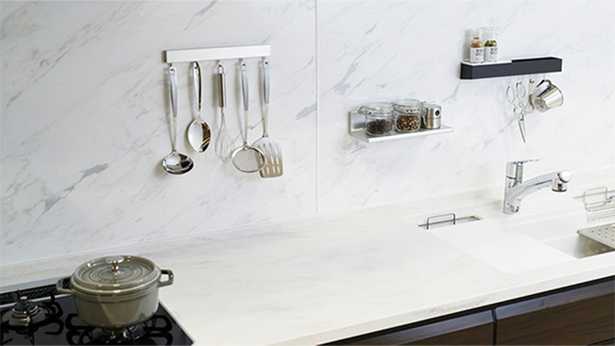 Items that are often used in the kitchen, such as seasonings and paper towels, can be attached to the wall using magnetic racks. Since you don’t have to put anything on the worktop, you’ll have more space to work with.