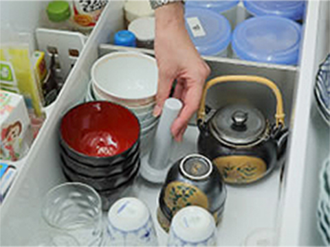 Use a magnetic partitioning pole to prevent tableware from shifting around. Because the tableware will be fixed in place, you’ll have no worries when opening and closing the drawer.