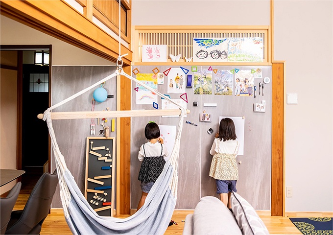 Emawall makes the living room the children’s play area
