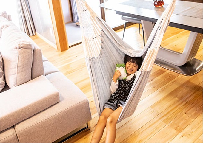 Emawall makes the living room the children’s play area