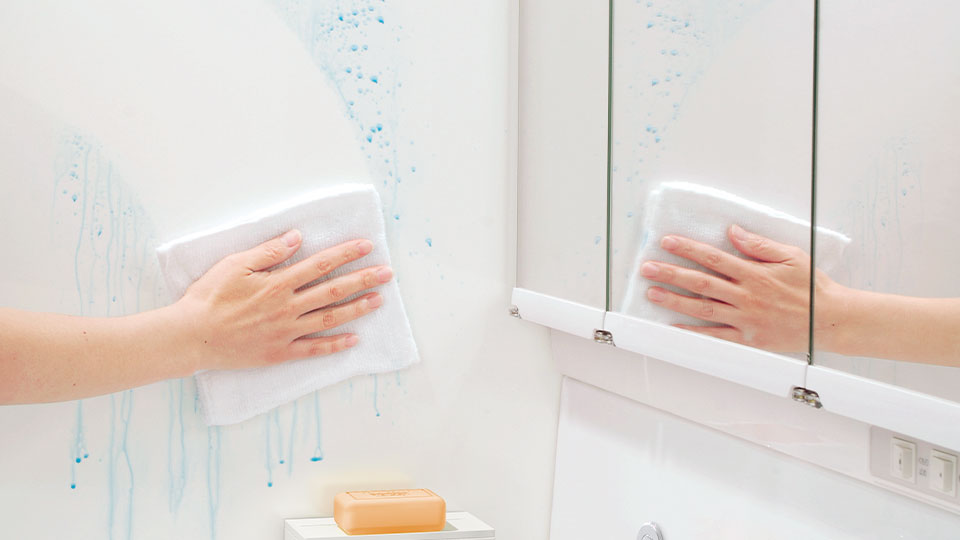 水ハネや汚れから、しっかりガード。湿気に強いホーロー製だから、お手入れカンタン。しかも、ずっとキレイが続きます。