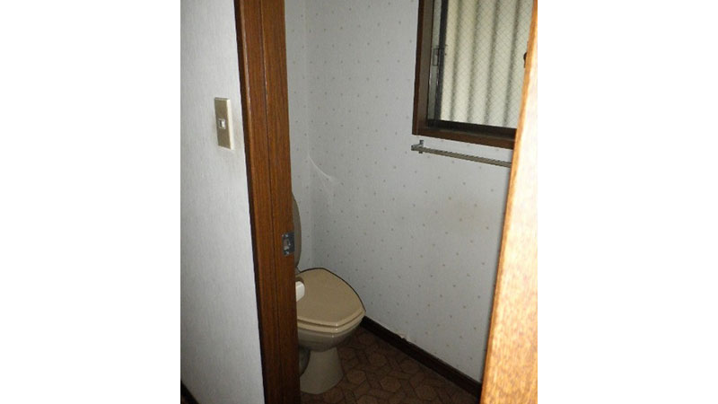 トイレの配置を移動して洗濯機とコンパクトな手洗いが置けるスペースを広げました。