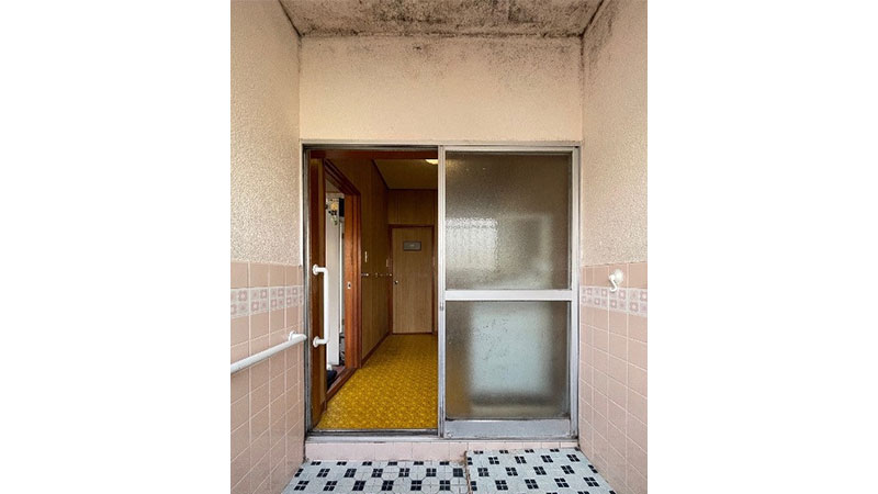 既存のドアは引き違い戸です。