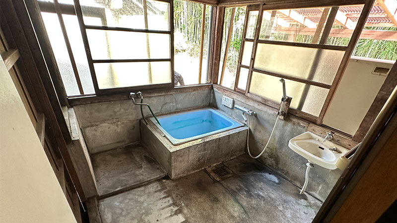 梁が非常に低く通常のシステムバスは納まらない。脱衣場がなく、廊下から直接風呂場に入る間取り。室内は2m×2m程度で広いスペースがあった。