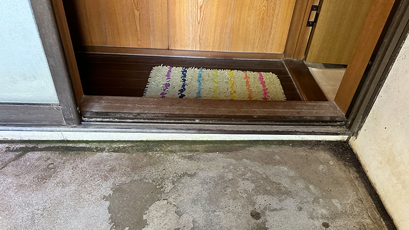 廊下から風呂場の床が10cmくらい上がっていた。またいで入るお風呂場の入口だった。