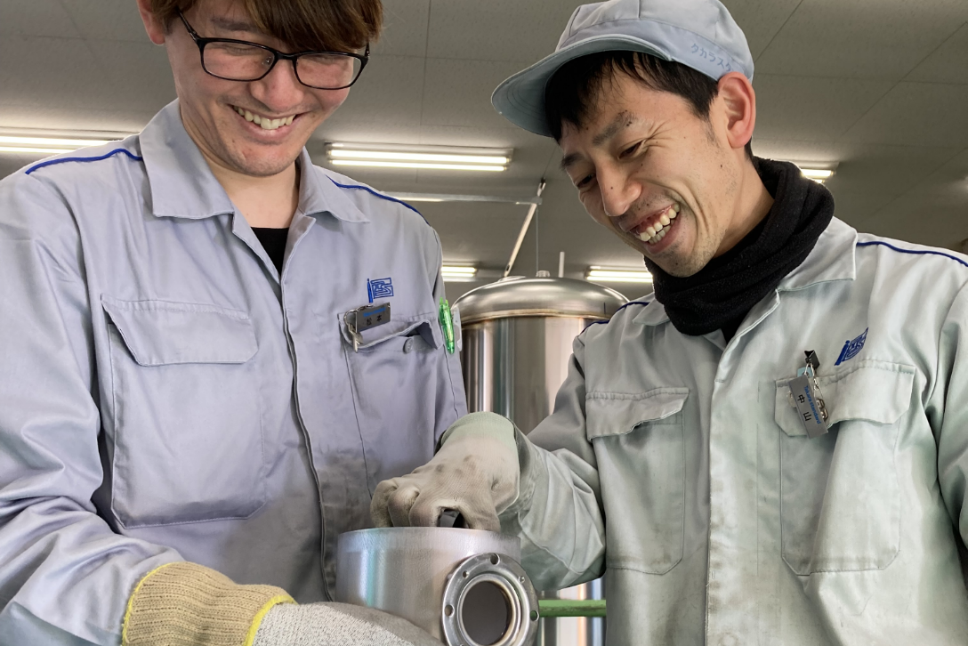 先輩社員と一緒に溶接部分の最終チェック！