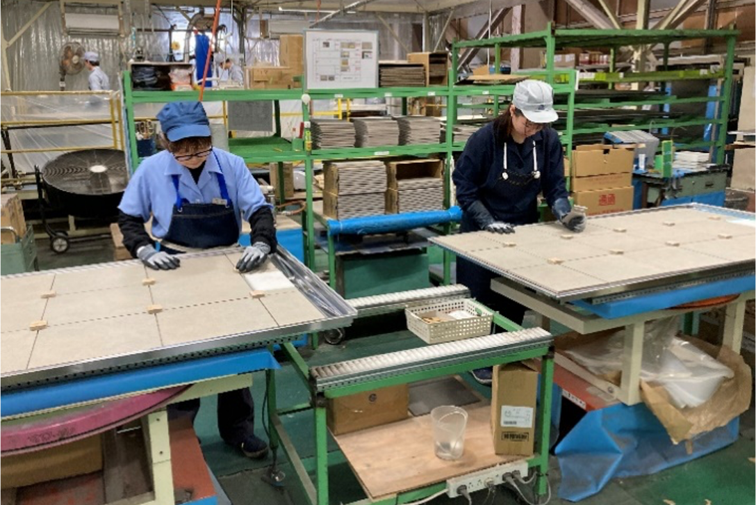 タイルを貼り付けて浴室の洗い場を製作しています。