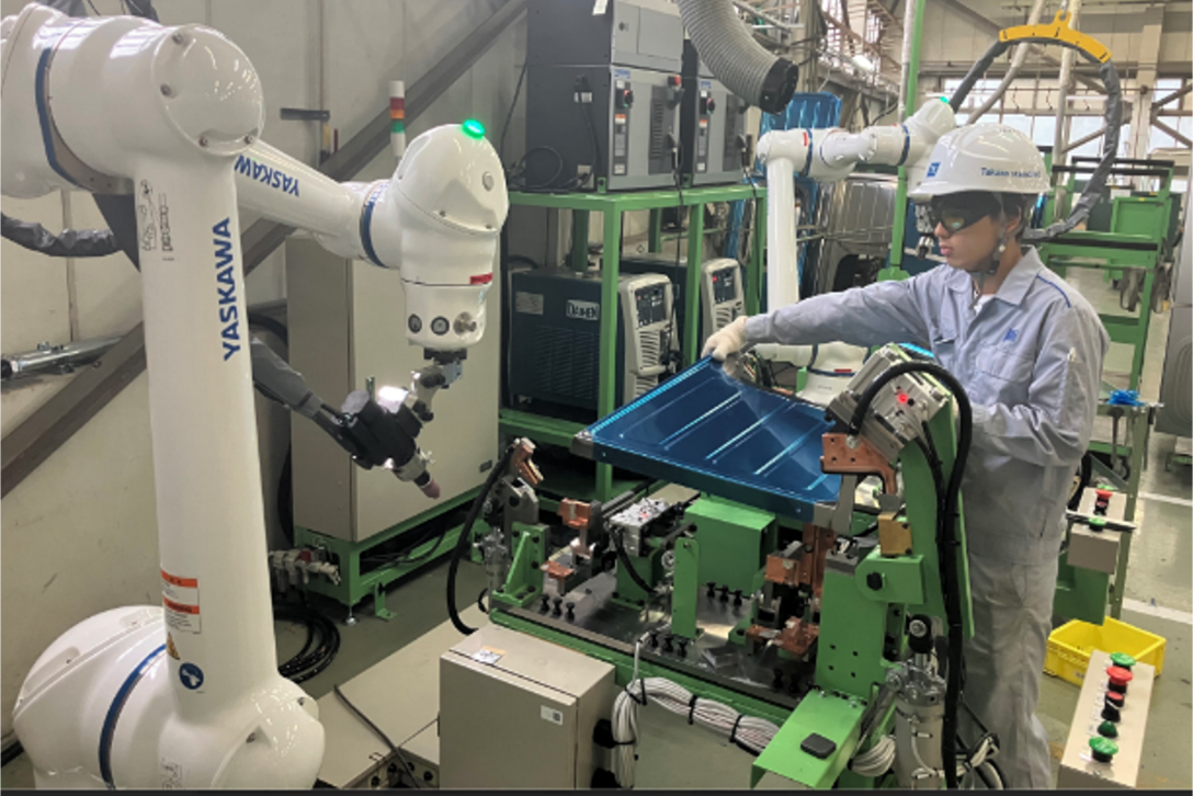最新の安全機能がついたロボットと協働で溶接作業