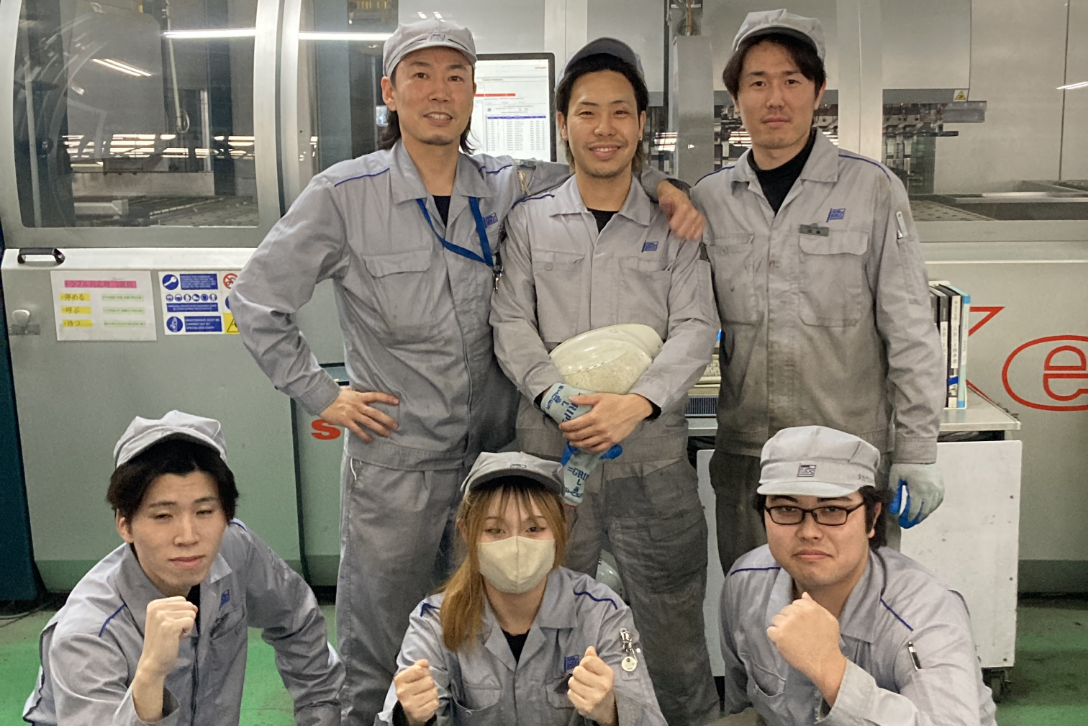 新入社員と先輩がアットホームな雰囲気で仕事しています