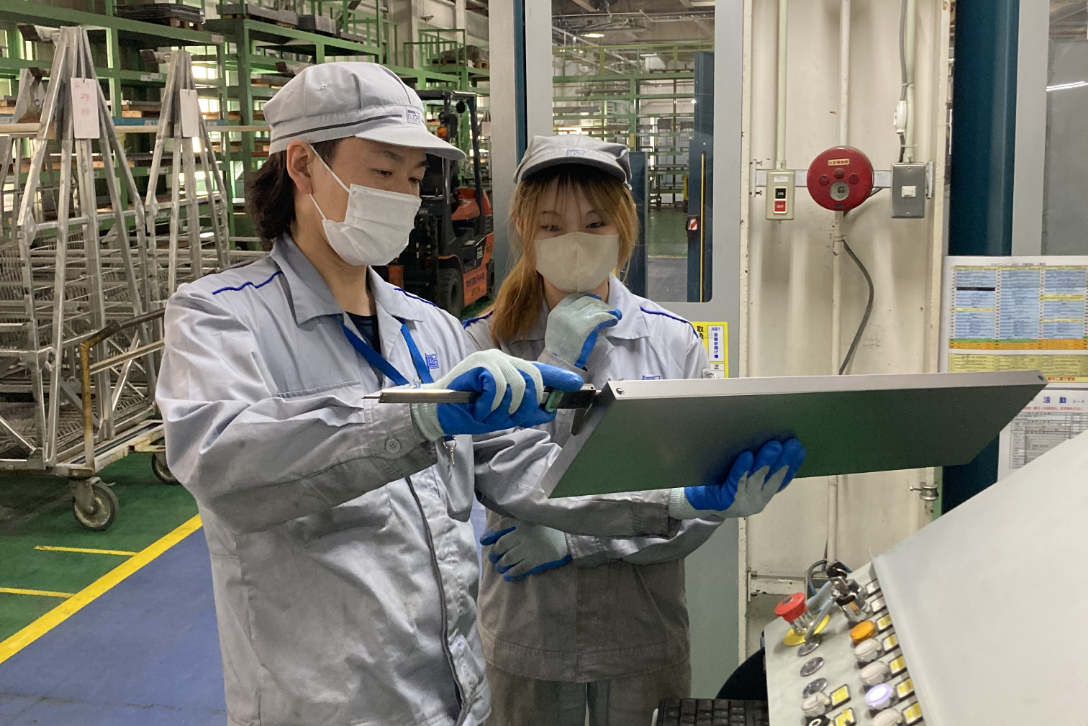 溶接ロボットの操作にチャレンジ！