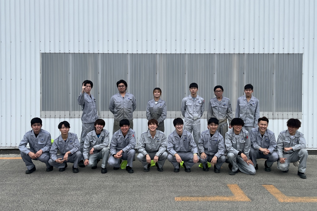 前列は2024年新卒10名、後列は指導している2023年新卒社員です。