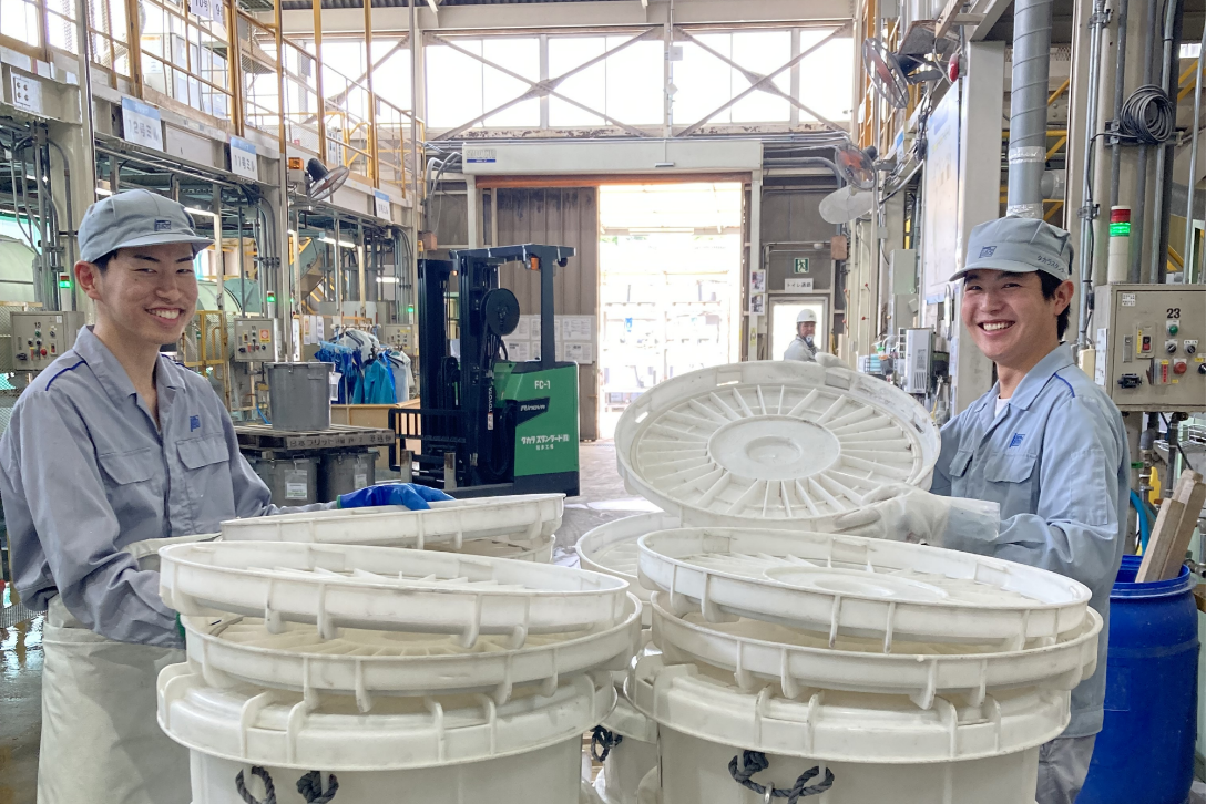 ホーローに必要不可欠な原材料になる釉薬を製造しています。
