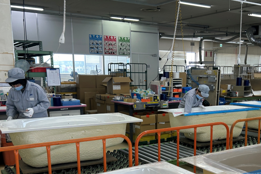 浴槽組み立てラインでの部品取付作業