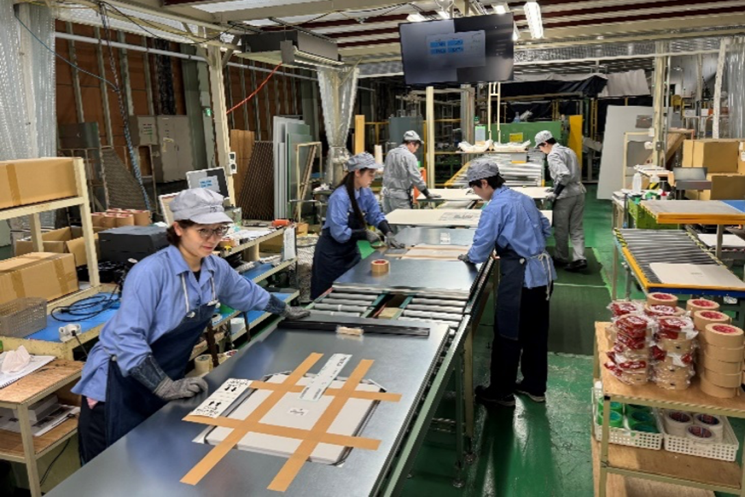 浴室の天井部分のパネルを検査して梱包します。