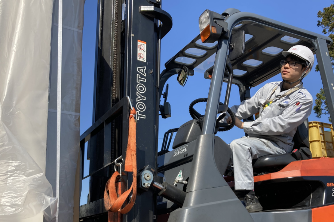 フォークリフトで製品を運搬中