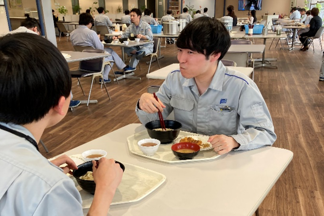 社員食堂でのランチタイム
