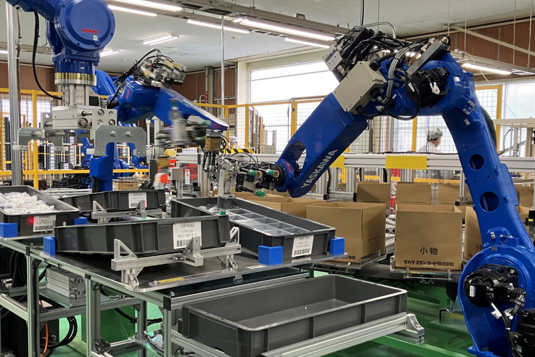 ロボットが部品の箱詰め作業を行っています。
