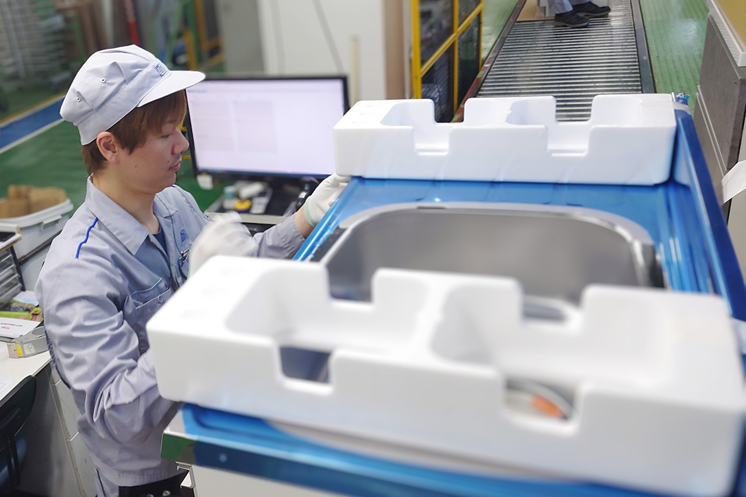 組立てられた製品の仕様・機能検査を行います。