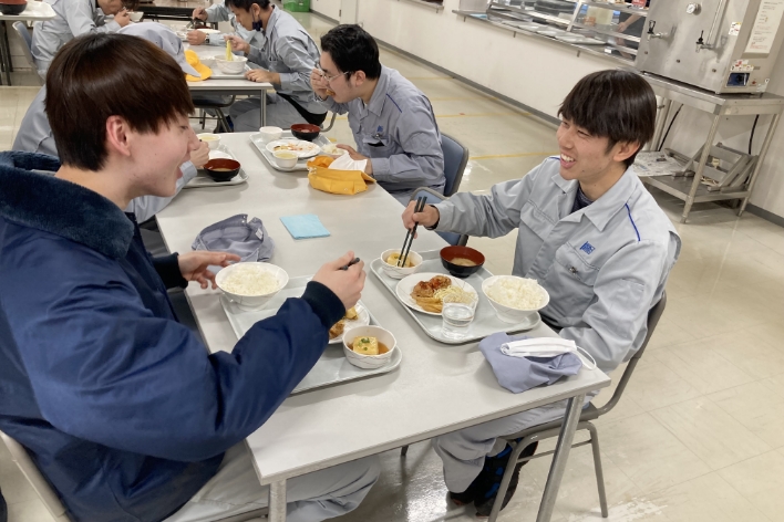 お昼は社員食堂で、みんなで一緒に食べています。